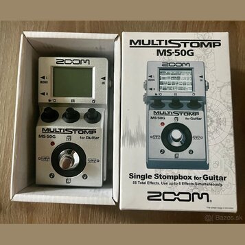 Stříbrný efektový pedál Zoom MULTISTOMP MS-50G for Guitar v originální krabici. Zařízení má digitální displej, tři otočné ovladače a stoupací spínač.…
