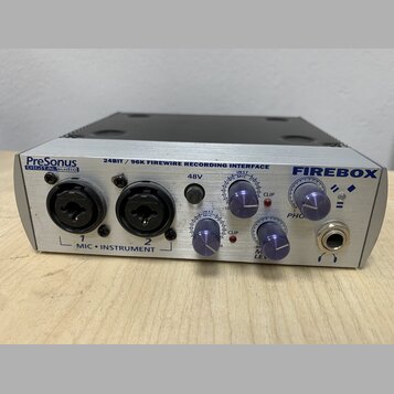 Stříbrné audio rozhraní s černým horním krytem. Na předním panelu jsou nápisy PreSonus DIGITAL audio, 24BIT / 96K FIREWIRE RECORDING INTERFACE a FIRE…