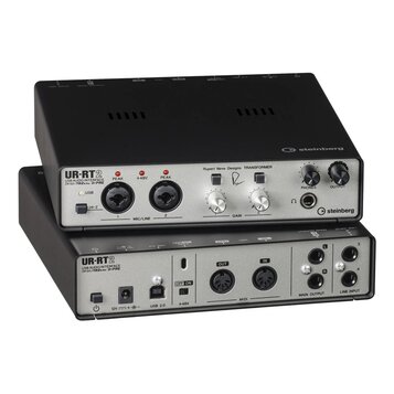 Dvě stohované USB audio rozhraní Steinberg UR-RT2 v černo-stříbrném provedení. Na předním panelu horního zařízení jsou nápisy UR-RT2, USB AUDIO INTER…