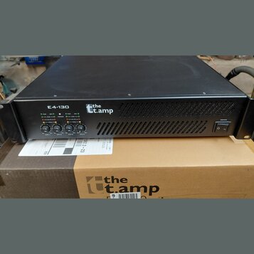 Černý rackový výkonový zesilovač s nápisem E4-130 a logem the t.amp. Přední panel obsahuje čtyři ovládací knofíky s označením CH 1, CH 2, CH 3 a CH 4…
