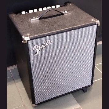 Černý kytarový kombo zesilovač s texturovaným povrchem a šedou přední tkaninou. Na mřížce je umístěno bílé logo Fender. Horní panel obsahuje ovládací…