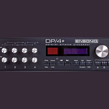 Černý efektový procesor s nápisy DP/4+ a ENSONIQ parallel effects processor. Zařízení má osm stříbrných otočných ovladačů rozdělených do dvou řad, ve…