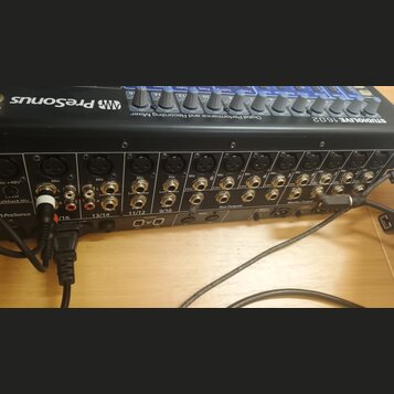 Černý digitální mixážní pult s nápisem STUDIOLIVE 16.0.2 a logem PreSonus. Zadní panel obsahuje řadu vstupů pro mikrofony (Mic) a linkové vstupy (Lin…