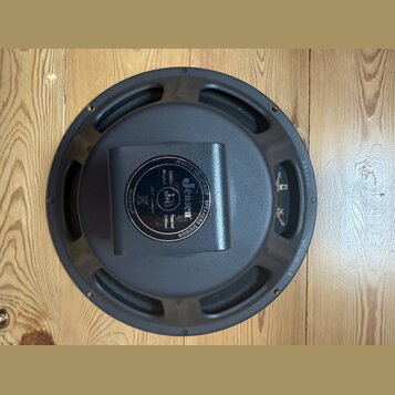 Zadní strana černého reproduktoru s kovovým rámem. Uprostřed je kulatý štít s nápisy JENSEN INDUSTRIES SPEAKERS DIVISION, Alnico Magnet, Jensen, Spec…