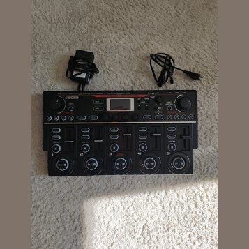 Černý loop station s nápisem BOSS RC-505mkII LOOP STATION. Zařízení obsahuje pět ovládacích knofíků, displej a řadu tlačítek pro efektové funkce. K p…