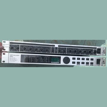Dvě rackové jednotky v kovovém šasi. Horní zařízení nese nápisy COMPOSER PRO, MODE INTERACTIVE DYNAMICS PROCESSOR MDX 2200 s ovládacími prvky pro Exp…
