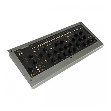 Šedý kontrolér s černým horním panelem a mnoha ovládacími knoflíky. V levém horním rohu je logo Softube a v pravém dolním rohu nápis CONSOLE 1. Panel…