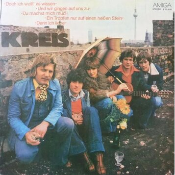 Fotografie obalu vinylové desky s nápisem KREIS a logem AMIGA STEREO 8 55 480. Na obalu je zobrazeno pět členů hudební skupiny v modrém oblečení, jed…