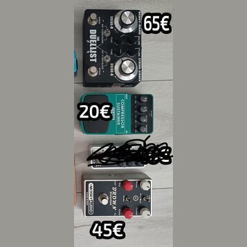 Fotografie zobrazuje čtyři efektové pedály pro kytaru. Horní černý pedal má nápisy THE DUELLIST, DRIVE-A, DRIVE-B, FAT STOCK GLASS a HEAVY-HAND. Druh…