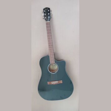 Akustická kytara s cutawayem v tmavě modrozelené barvě. Na hlavě hmatníku je bílé logo Fender a uvnitř ozvučovacího otvoru štítek s nápisem Fender CA…
