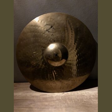 Kovový činel zlaté barvy s kovaným povrchem v podobě drobných důlků. V horní části je vidět nápis Z Customs a pod ním menší nápis Zildjian. Povrch vy…