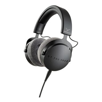 Černá uzavřená velká sluchátka s šedými polstrováním ušnic. Na vnější straně náušníku je nápis DT 700 PRO X a na hlavním oblouku logo beyerdynamic. P…