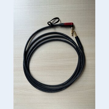Černý audio kabel s konektory typu jack. Na plášti kabelu je opakovaně bílý nápis „SOMMERCABLE Germany“ a technické specifikace „BC-SPIRIT LLR PlugLi…