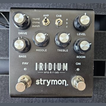 Černý kytarový pedál s nápisy IRIDIUM, amp & ir cab a značkou strymon. Zařízení má pět černých otočných ovladačů s kovovými krytkami označených jako…