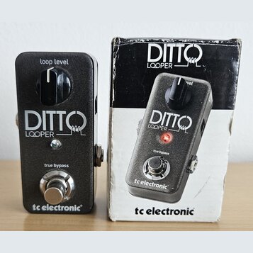 Černý kytarový pedál s nápisy DITTO, LOOPER a true bypass. V horní části je ovládací prvek loop level a v dolní části značka tc electronic. Vedle ped…
