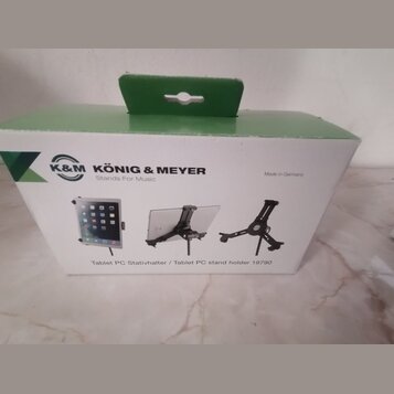 Kartonová krabice s držákem na tablet. Na krabici je nápis K&M KÖNIG & MEYER, Stands For Music a Made in Germany. Dole je uveden název produktu Table…