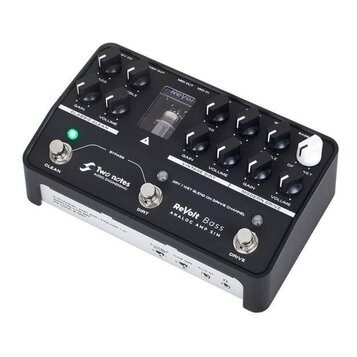 Černý kytarový pedál s nápisy Two notes AUDIO ENGINEERING a Revolt Bass ANALOG AMP SIM. Zařízení má tři sekce s ovládacími knoflíky označenými jako C…