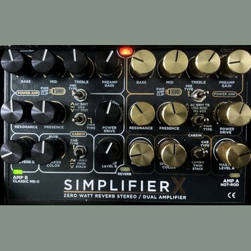 Detailní pohled na ovládací panel zařízení s nápisem SIMPLIFIER X a textem ZERO WATT REVERB STEREO / DUAL AMPLIFIER. Panel je rozdělen na dvě části s…