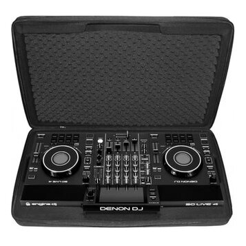 Černý DJ kontrolér umístěný v otevřeném černém přepravním kufru s polstrováním. Na zařízení je v dolní části bílý nápis DENON DJ a vpravo nápis SC LI…