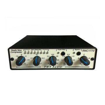 Kompresor s černým kovovým šasi a bílým předním panelem. Na panelu jsou nápisy Really Nice Compressor, FMR Audio a RNC1773, čtyři modré ovládací knof…