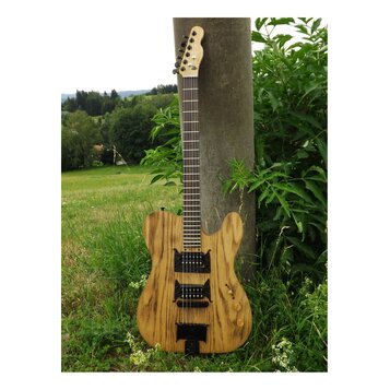 Elektrická kytara s přírodním dřevěným povrchem s výraznou sletovanou strukturou. Na hlavě hmatníku je nápis "Custom". Nástroj má dva černé humbucker…