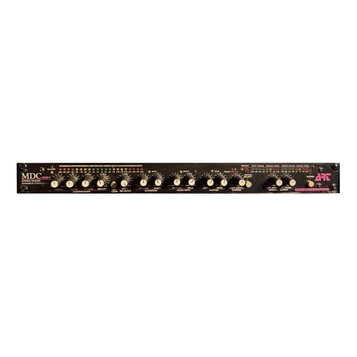 Černý rackový procesor s nápisy MDC 2001 STEREO MASTER DYNAMICS CONTROLLER a logem ART Applied Research & Technology Inc. Přední panel obsahuje řadu…