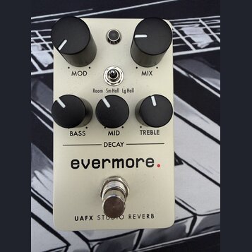 Bílý efekt pedál s nápisem evermore. v dolní části je uveden model UAFX STUDIO REVERB. Zařízení má pět černých otočných ovladačů s popisky MOD, MIX,…