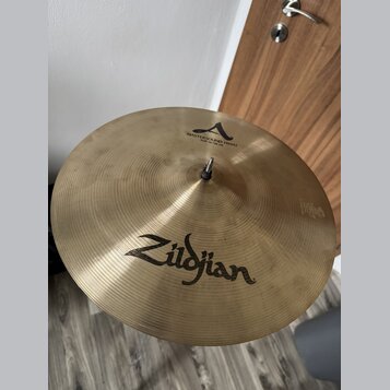 Kruhový mosazný činel s viditelným rýhováním povrchu. Na povrchu je černý nápis Zildjian a v horní části logo A s textem MASTERSOUND HIHAT TOP Hi 14…