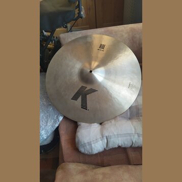 Kulatý mosazný činel s kladeným povrchem. Na horní části je nápis RIDE a pod ním 20" / 51 cm, ve spodní části je velké černé logo K. Na pravém okraji…