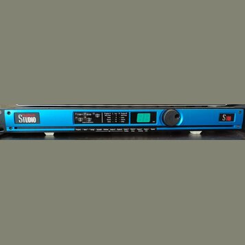 Modrý rackový procesor s nápisy DigiTech STUDIO vlevo a S100 vpravo. Uprostřed se nachází displej s zeleným digitálním číslem 88 a ovládací panel s p…