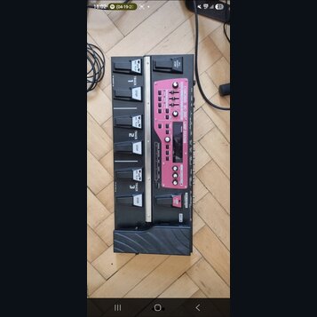 Černý loop station Boss RC-300 s růžovými ovládacími panely. Zařízení obsahuje tři sekce s nápisy TRACK 1, TRACK 2 a TRACK 3, každá vybavená dvěma pe…