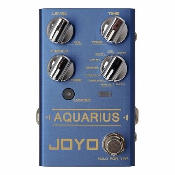 Modrý efekt pedál s nápisy AQUARIUS a JOYO v žluté barvě. Zařízení má čtyři chromované oválné knoflíky s popisky LEVEL, TIME, VOL, TONE a F.BACK. Kol…
