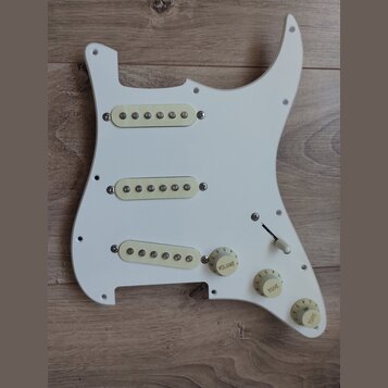 Bílá plastová pickguard pro elektrickou kytaru s třemi krky pro snímače typu single-coil. Na plastu jsou tři kroužky s nápisy VOLUME, TONE a TONE v b…