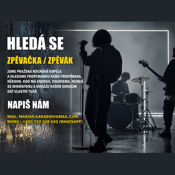 Fotografie zobrazuje siluety hudební kapely na scéně, která zahrnuje zpěváka s mikrofonem, bubeníka za bicími a basistu. V levé části je umístěn text…