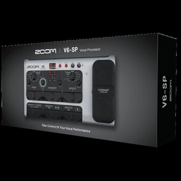 Fotografie znázorňuje krabici s vokálním procesorem Zoom V6-SP. Na krabici jsou nápisy ZOOM, V6-SP Vocal Processor a Take Control Of Your Vocal Perfo…