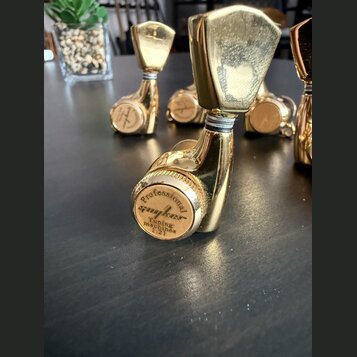 Fotografie zachycuje skupinu zlatých ladicích strojů z kovu. Na čele jednoho z nich je vyryt nápis Professional gunter Tuning machines 1:21. Povrch j…