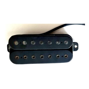 Černý humbucker s dvěma řadami šesti magnetických pólů. Povrch je viditelně opotřebovaný s četnými škrábanci a odřeninami, zejména na levé straně. Z…