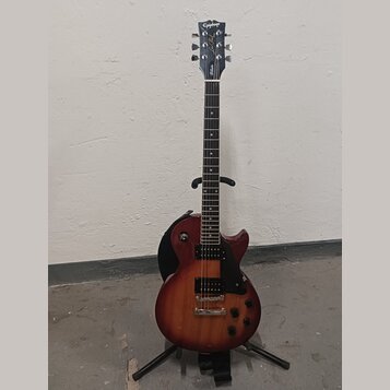 Elektrická kytara typu Les Paul v červenohnědé barvě s přechodem do tmavšího odstínu po okrajích. Na hlavě hmatníku je nápis Epiphone a pod ním kurzi…