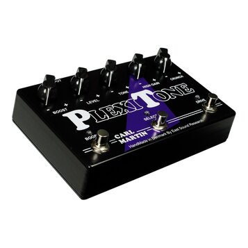 Černý kytarový efekt pedál s nápisem PLEXITONE a jménem CARL MARTIN. Na horní straně jsou čtyři černé ovládací knoflíky s popisky LEVEL, TONE, HIGH G…