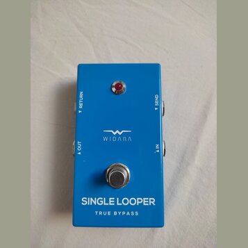 Modrý efekt pedál s nápisy WIDARA a SINGLE LOOPER. V horní části je červená kontrolka, v dolní části stoupací spínač a nápis TRUE BYPASS. Na bocích j…