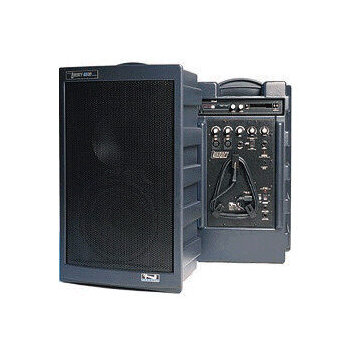 Dva černí plastové reproduktory s mřížkou. Na levém je v horním rohu nápis "Sentry 450W" a v dolním rohu logo s nápisem "SENTRY". Pravý reproduktor u…