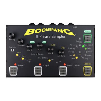 Černý efekt pedál s nápisem BOOMERANG III Phrase Sampler. Zařízení má čtyři šedéstříhý zapínací spínače, několik černých otočných potenciometrů a řad…