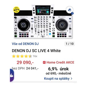 Bílý DJ kontrolér s černými jog-wheels a ovládacími prvky. Na horní části jsou nápisy DENON DJ a SC LIVE 4. Za přístrojem je umístěn bílý monitor zob…