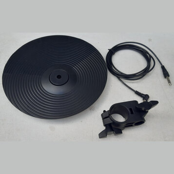 Černý kulatý slipmat s koncentrickými drážkami a otvorem uprostřed. Vedle něj je černý kabel s 6,3mm jack konektorem a plastová svorka pro uchycení.…