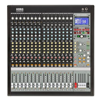 Černý digitální mixážní pult s nápisy KORG SoundLink a MW-2408 HYBRID ANALOG/DIGITAL MIXER. Zařízení obsahuje mřížku bílých a žlutých podsvícených tl…