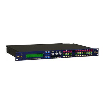 Modrý rackový procesor s černým šasi. Na předním panelu je nápis xta, model DP448 AUDIO MANAGEMENT SYSTEM a displej s textem AudioCore DP448 Software…