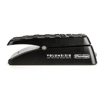 Černý volume pedál s texturovaným povrchem stupně. Na boku je bílý nápis VOLUME(X)8 a pod ním text LOW FRICTION BAND-DRIVE. Vedle nápisů je umístěno…