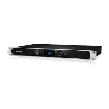 Černý rackový procesor s bílými montážními úchyty po stranách. Na levé straně je bílý nápis "SMTRS", uprostřed se nachází USB port, malý displej a ov…