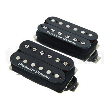 Dva elektrické kytarové snímače typu humbucker v černé barvě s černými plastovými kryty. Na spodní části obou snímačů je bílý nápis Seymour Duncan. S…