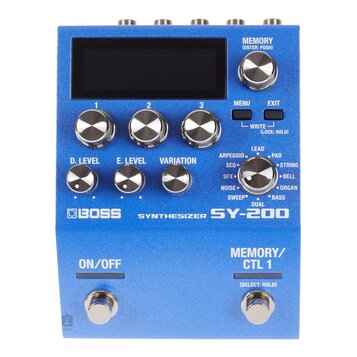 Modrý kytarový syntetizátor s nápisy BOSS, SYNTHESIZER a SY-200. Zařízení má v horní části displej, několik stříbrných otočných ovladačů a dvě stoupa…